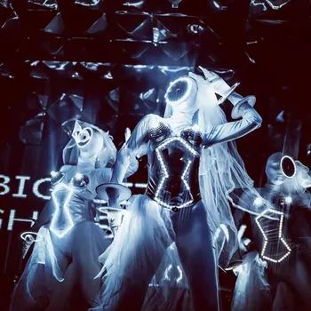 Музыкальный фестиваль в деловом костюме, серебряная светящаяся зеркальная соединенная юбка, футуристические технологии женских костюмов